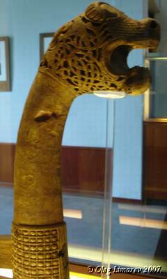 Голова льва - украшение коробля викингов, корабль захоронен в 850 году  недалеко от Осеберга.