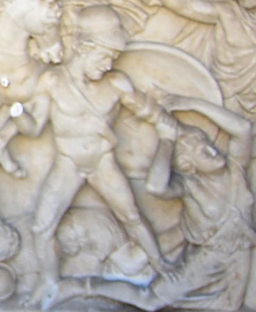 Поверженная женщина. Деталь римского саркафага.  (Музеи Ватикана)  Фото Лимарева В.Н. 