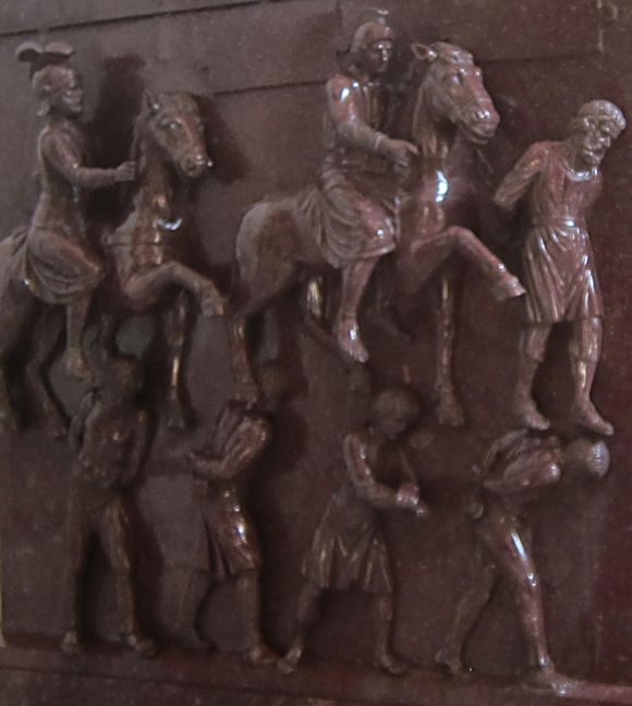 Римляне угоняют людей с захваченых территорий  в рабство (Барельеф на римском саркафаге)  (Музеи Ватикана) Фото Лимарева В.Н.