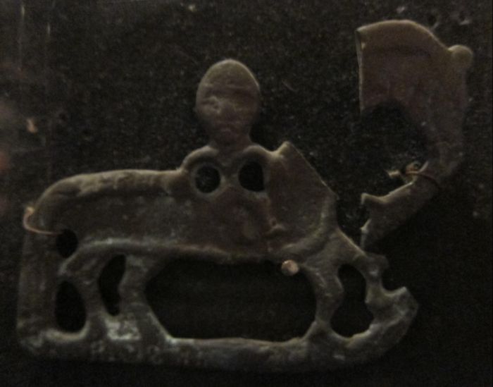 Скандинаское украшение. (Один на коне -?) Найдены  при раскопках в Старой ладоге. Фото Лимарева В.Н.