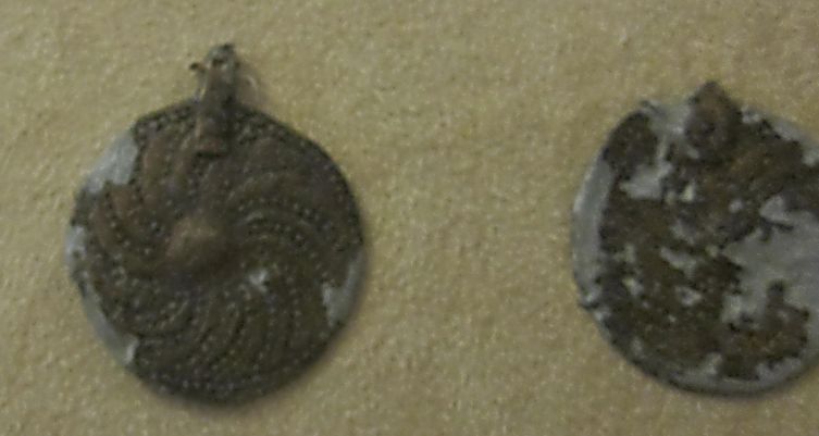 Готские украшения (обериги) со знаком Одина. Найдены  при раскопках в Пскове. Фото Лимарева В.Н.