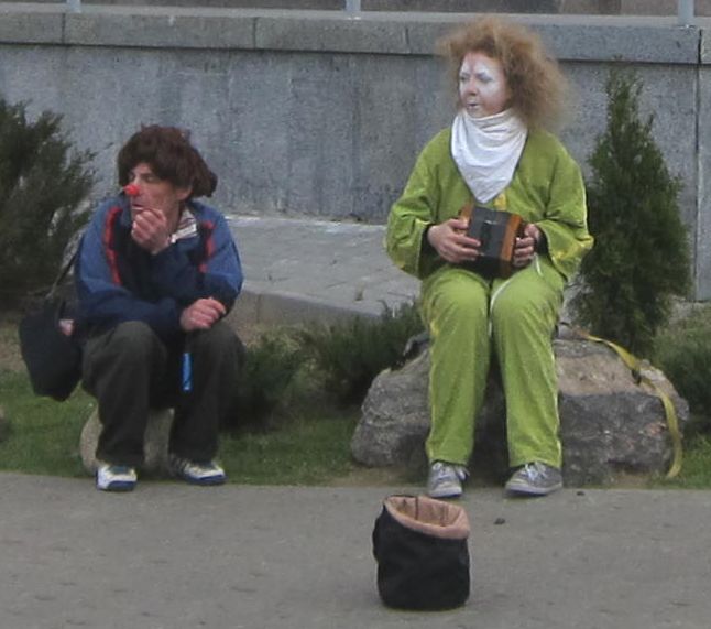 Встревоженные чем-то клоуны. Минск. Фото Лимарева В.Н.