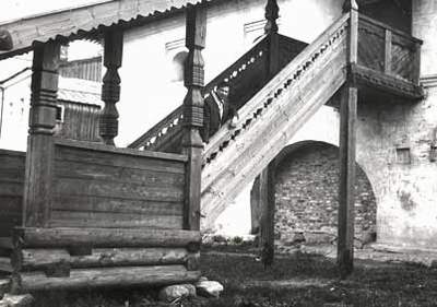 Крыльцо на Ярославском дворе в Новгороде (реконструкция). Фото из архива Лимарева В.Н.
